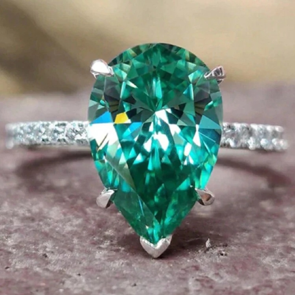 Elegant Silver and Green Gemstone Ring size 7 - Picture 2 of 5